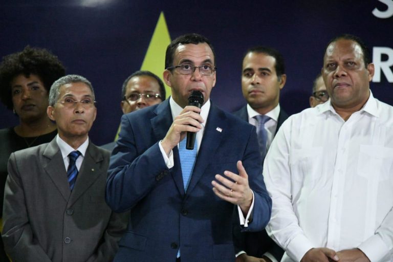 andres-navarro-recibe-apoyofuncionariosysindicos.jpg1