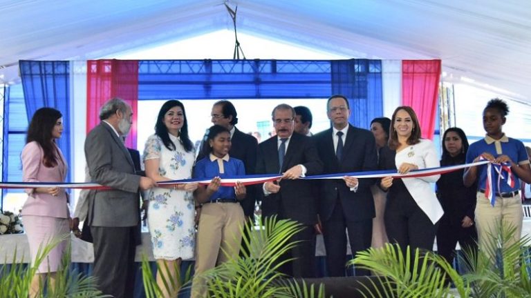 gob-entrega-5escuelas-y-estancia-inf-sde