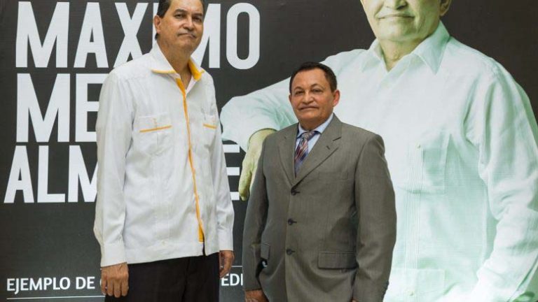 puesta-circulacion-graduadoconhonores-univ-vida-maximo-mejia-2