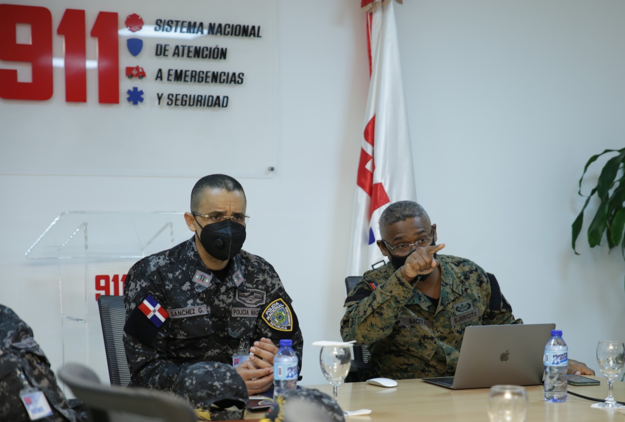 El director general de la PN, mayor general Edward Ramoìn Saìnchez Gonzaìlez y el director ejecutivo del Sistema 9-1-1, general de brigada Vicente Mota Medina