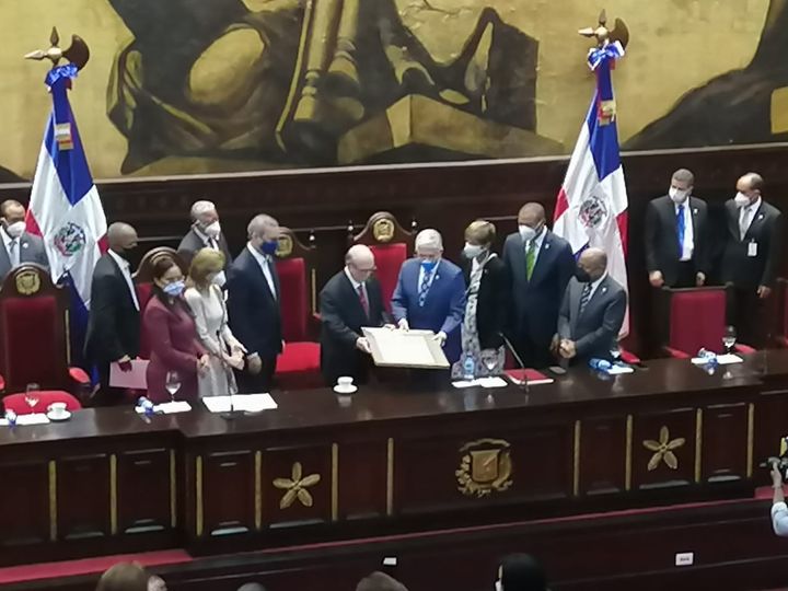 EL-EXPRESIDENTE-HM-RECIBE-PERGAMINO-DE-RECONOCIMIENTO