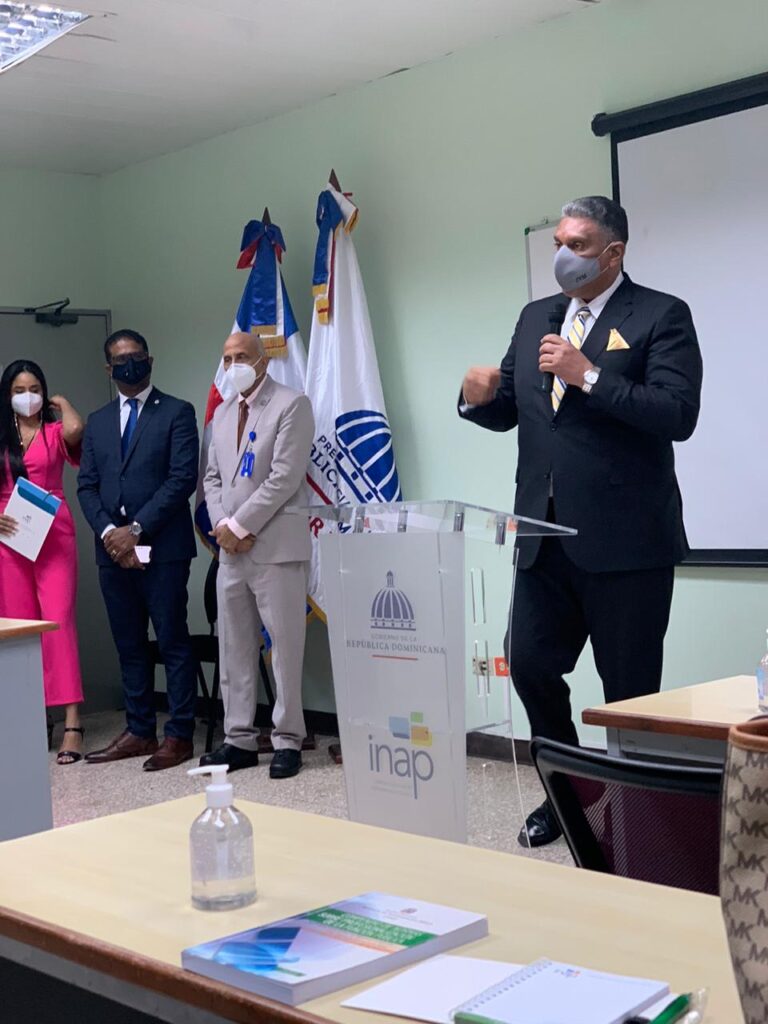 El Ministro Jesús Vásquez durante el taller de inducción a la Administración Pública realizado a las gobernadoras por el Ministerio de Interior y Policía.