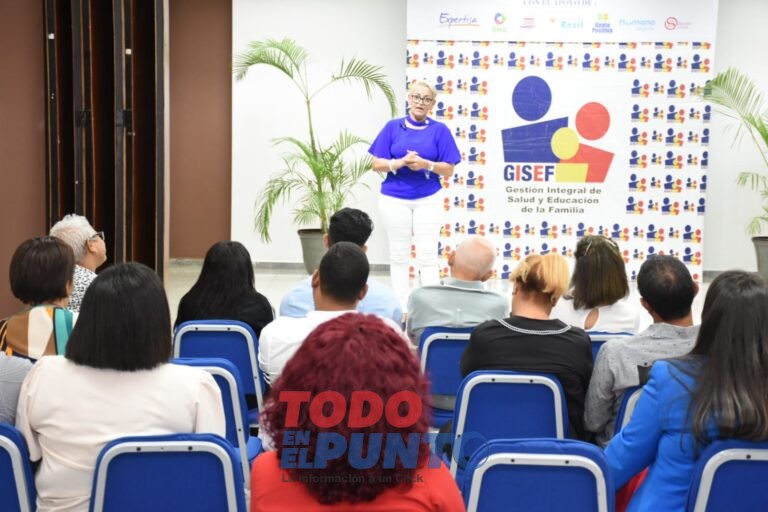 La psicóloga clínica Sandra Fernández, al dictar la conferencia Vida en equilibrio, familia en armonía.