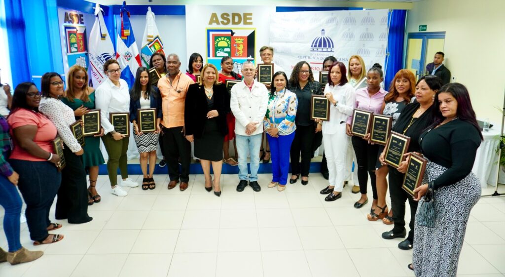 Ministerio de la Mujer y el Ayuntamiento de Santo Domingo Este reconocen a 16 damas del “Programa Mujeres al Volante”