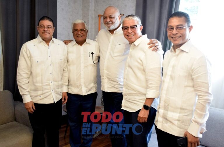 MIGUEL CAMACHO CON DIRIGENTES DEL PRM