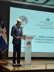 Dr. José Ramón Holguín Brito Rector del ITSC, al dirigirse a los presentes. 