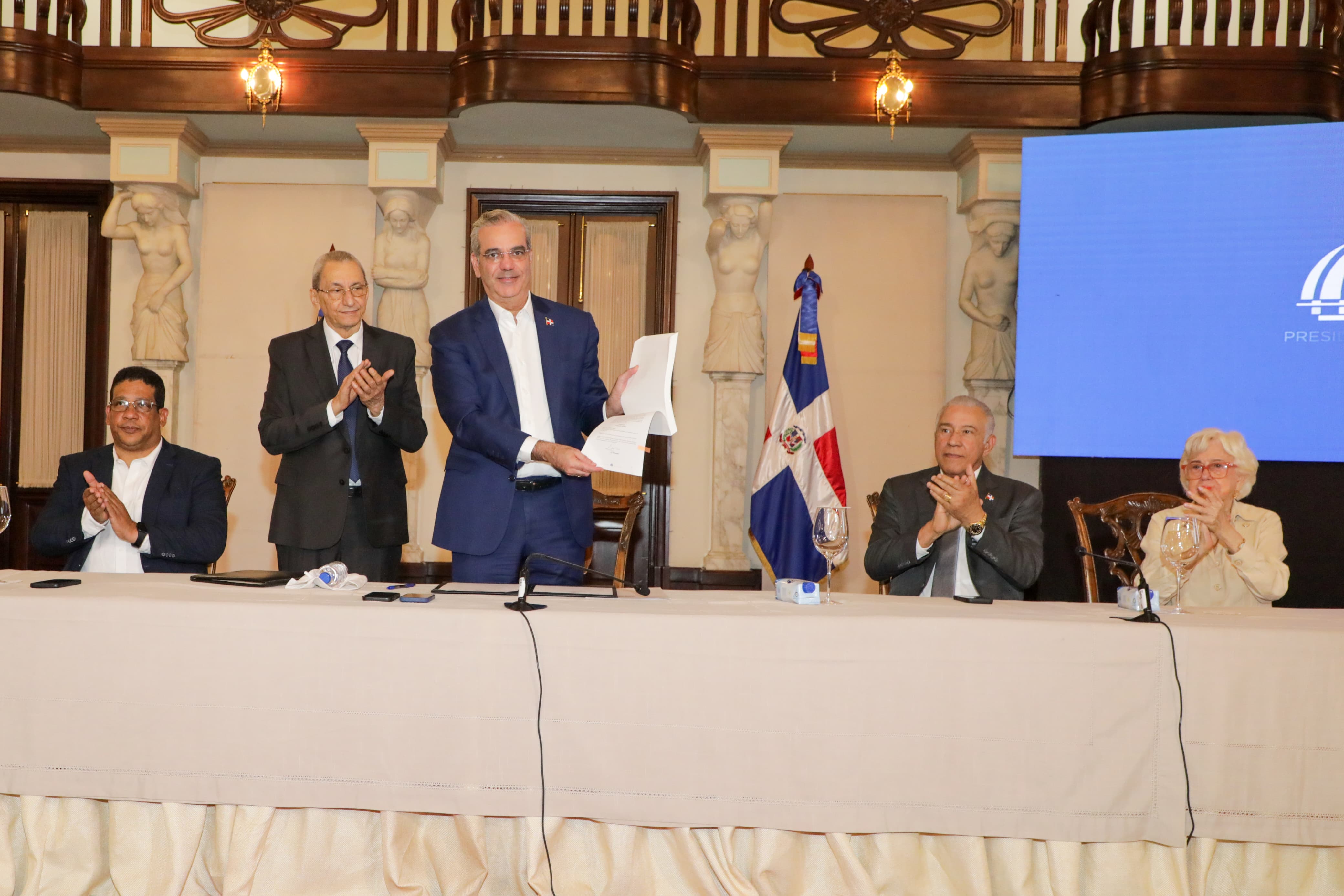 El presidente Luis Abinader muestra la ley aprobada. 