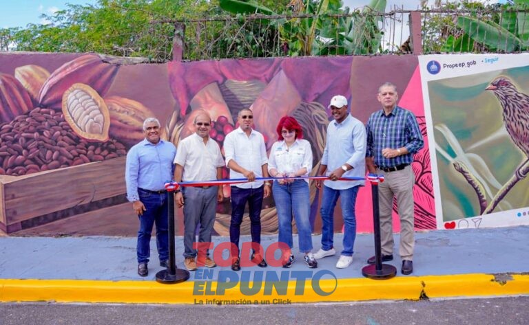El director de Propeep Robert Polanco junto a representantes del gobierno y educativo.