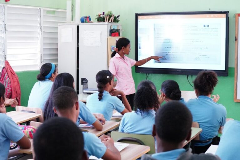 profesora-en-clase-900x599