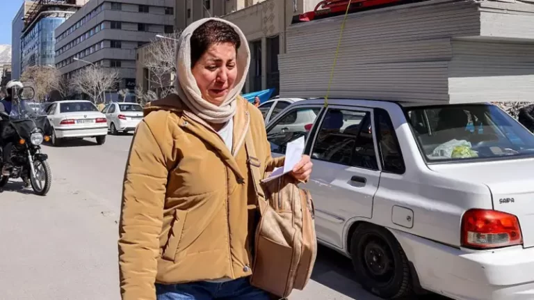 Mujer-llora-por-las-calles-de-Teheran
