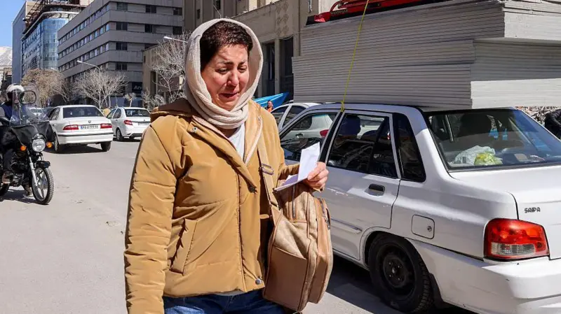 Mujer-llora-por-las-calles-de-Teheran