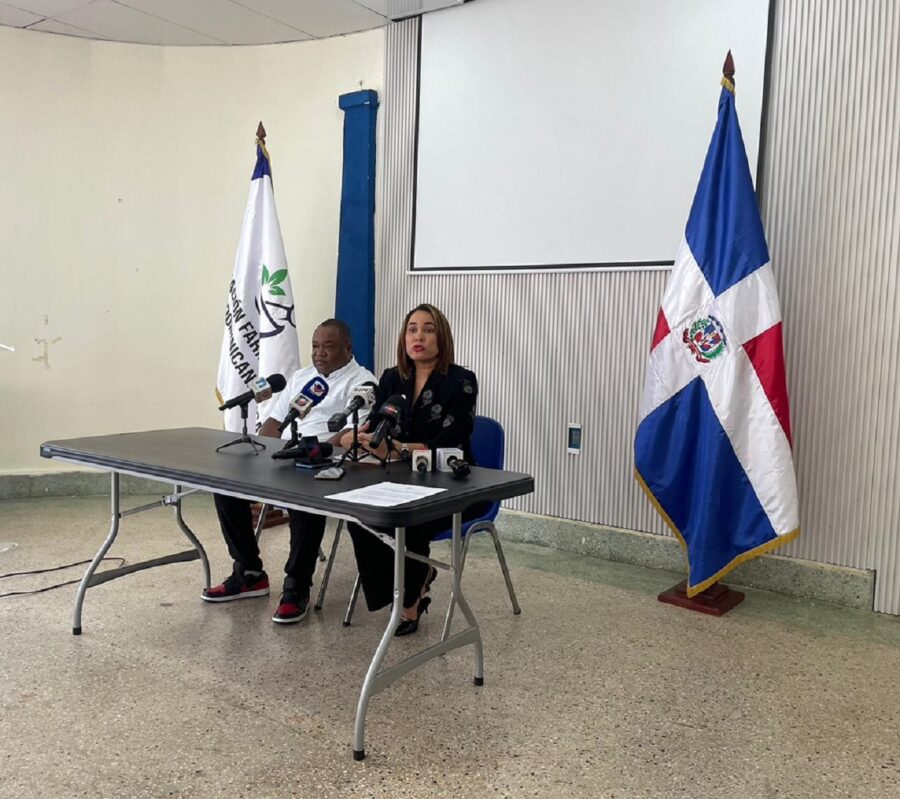 Yagreysy-Perez-presidente-de-la-Asociacion-Farmaceutica-Dominicana-pide-mejoras-salarias-e-intervencion-de-Farmacias-del-Pueblo-900x799