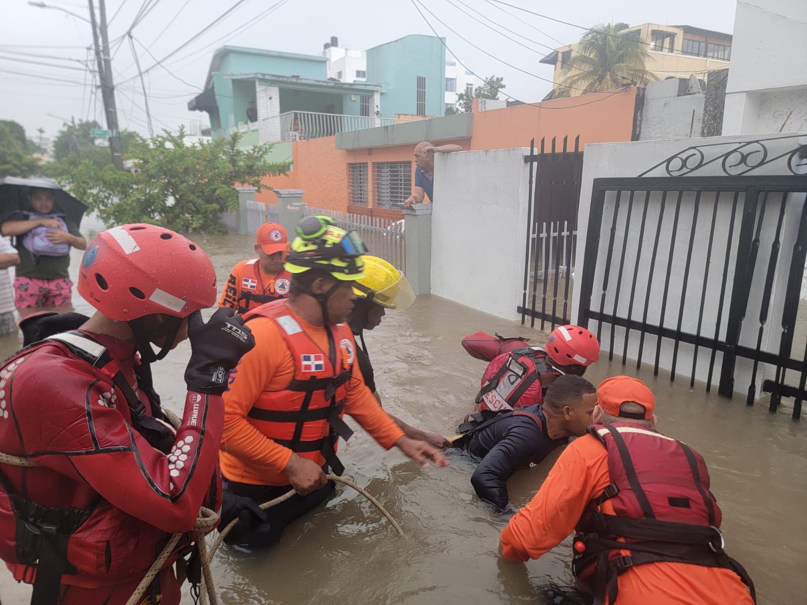 foto.Defensa Civil atiende situaciones provocadas por las lluvias