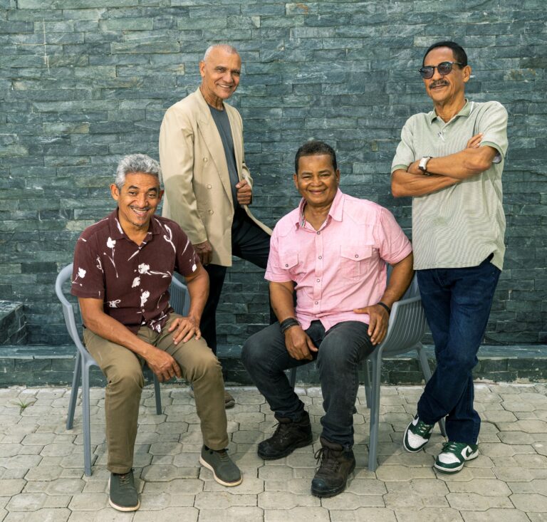 Deizquierda a derecha, los artistas Diógenes Santana, Pedro Pablo Méndez, Odalis Lugo y Miguel Gómez, quienes conforman la exposición temporal Los 4 Elementos.