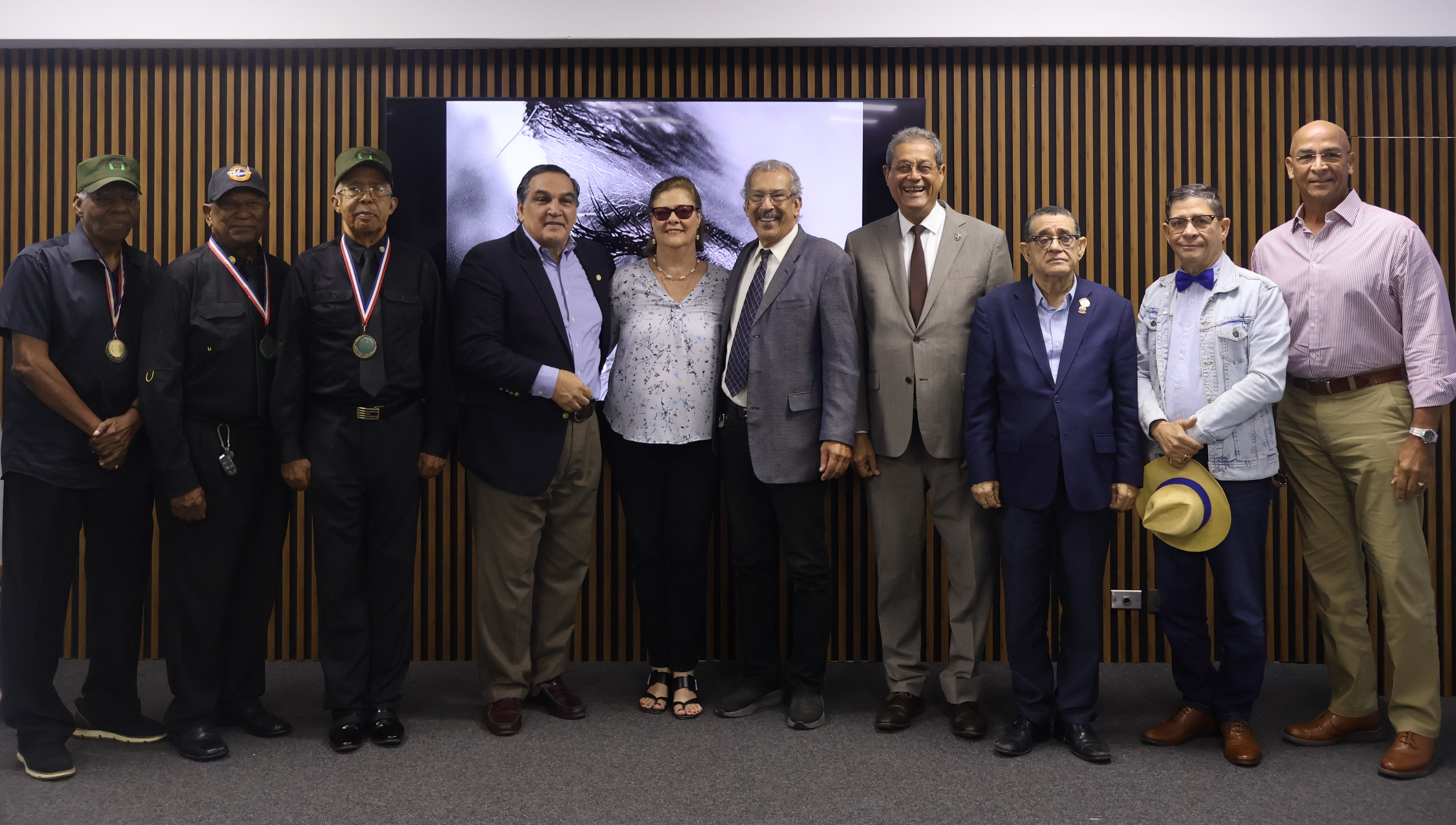 En el centro, Rony Joubert, Lourdes de la Maza, José G. Guerrero y Jacinto Pichardo acompañados de algunos d elos invitados a la conferencia Orígenes y eliminación de Trujillo.
