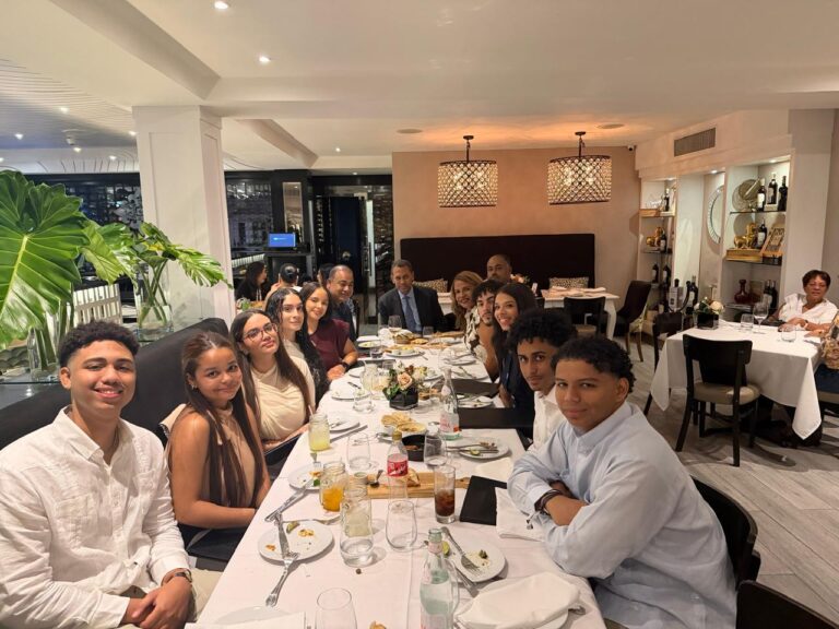 Guido Gómez Mazara compartiendo con estudiantes dominicanos de CUNY