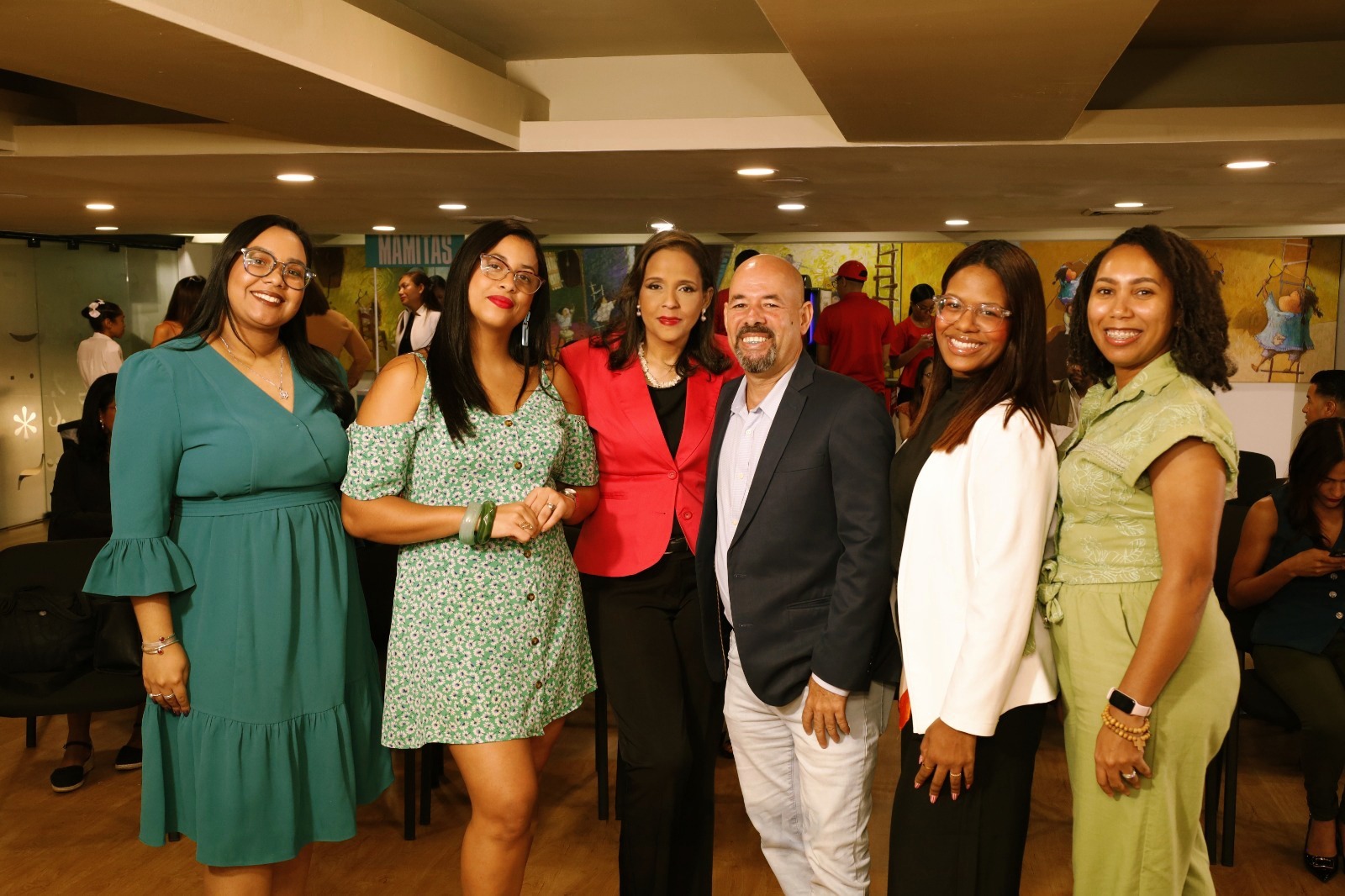 2. Una parte de los colaboradores del medio. Monserrat Soto, Gabriela Encarnacion, Ivonne Soriano, Carlos Brito, Yuliana de la Cruz, Naqueidy Suero
