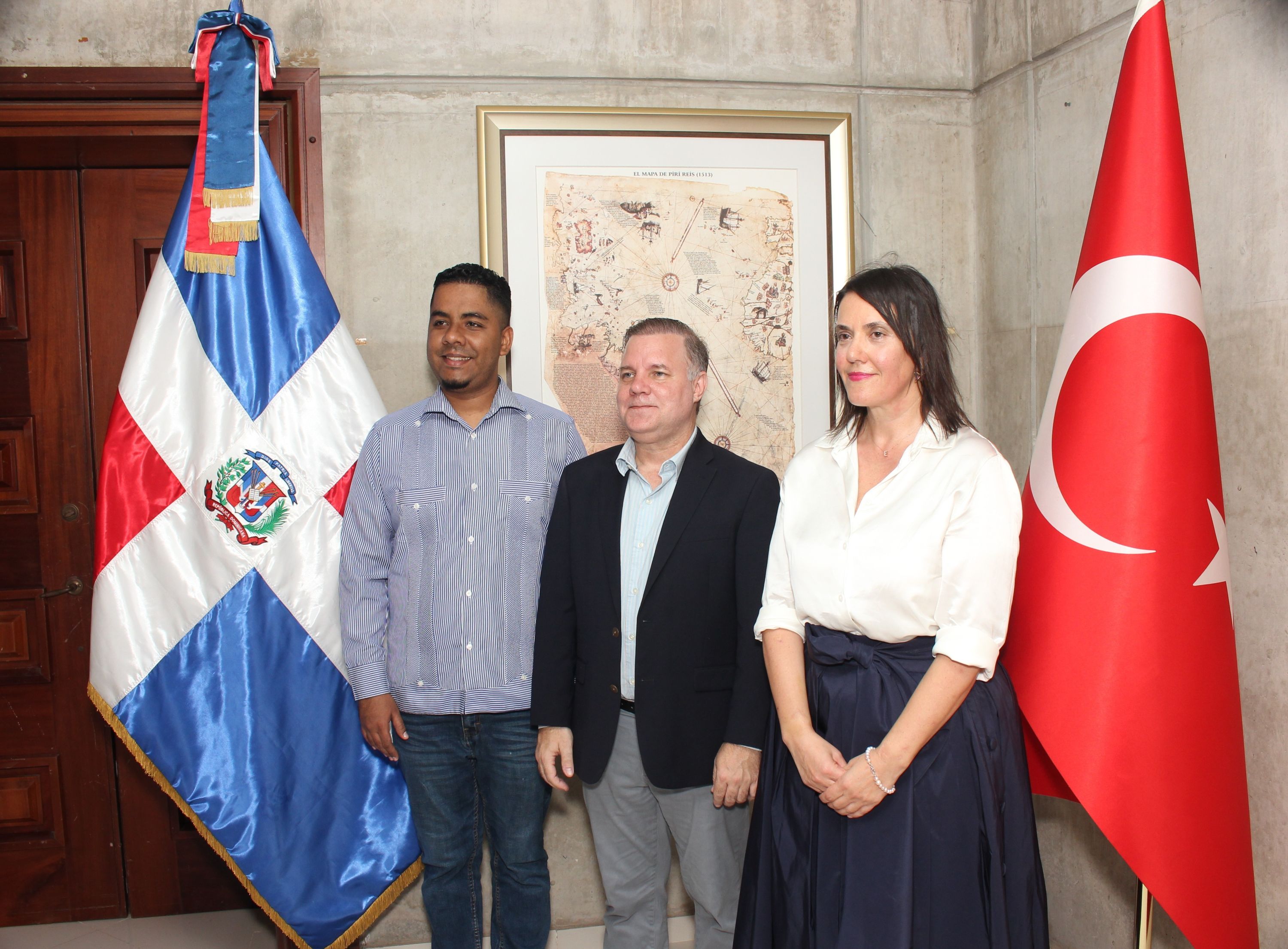 Eliezer Nolasco, Joan Ferrer y Emriye Bağdagül Ormancı, al momento de la donación de la réplica del mapamundi de Piri Reis.